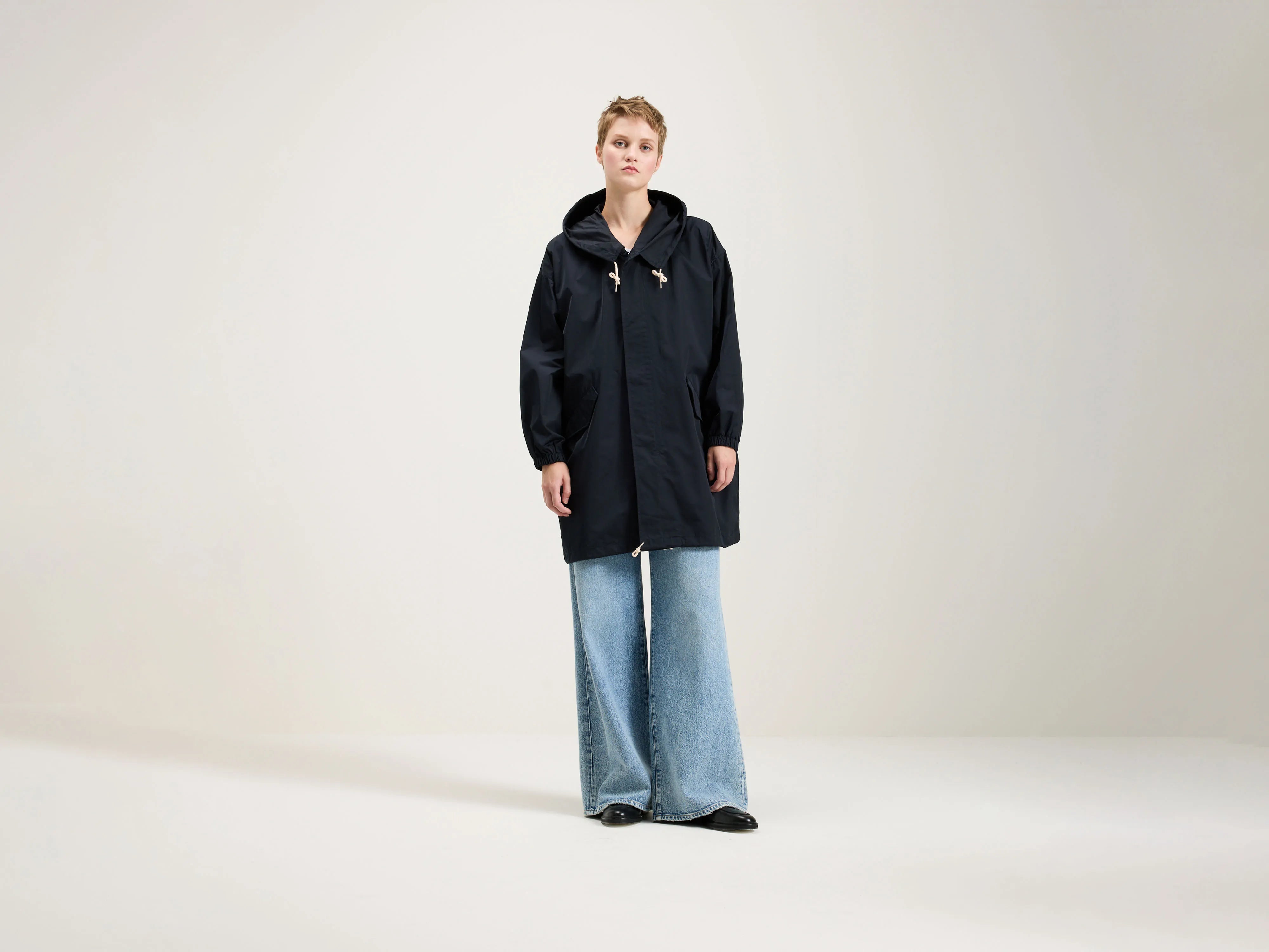 Laos hooded parka (242 / W / NAVY) Hoodie with Back Slit Movement Comfort